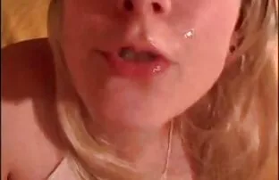 XXX Uma jovem bonita fuma um cigarro enquanto faz vídeo de pornô das brasileirinhas um broche