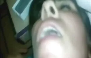 XXX A puta suja pega nos 12 vídeo pornográfico de sexo e vem-se.