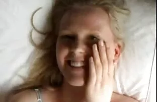 XXX A miúda de cabelo mulher vídeo pornô curto mostra o seu corpo apertado