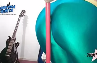 XXX A mulher excitada penetra no próprio canal video porno sambaporno anal.