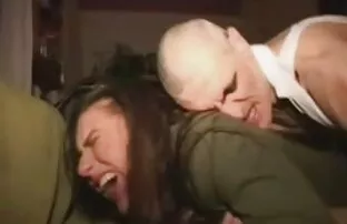 XXX Hot videos de sexo romântico ffm-Ménage à trois perto da lareira