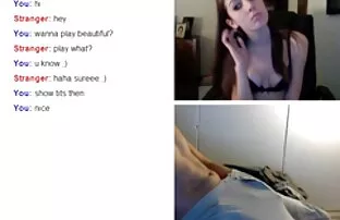 XXX O porno de pretas tipo do sexo feminino está a tentar ganhar coragem.