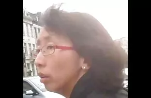 XXX O rapaz vê a namorada no sofá à procura de dinheiro. vídeo pornô com novinha virgem