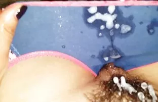 XXX Uma rata bonita que o ebony esguicha vídeo pornô em desenho e brinca com a sua rata com um blk dong.