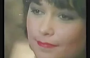 XXX Três Transsexuais deslumbrantes fodem as bocas quentes um vídeo pornô transando do outro e apertam os cus.