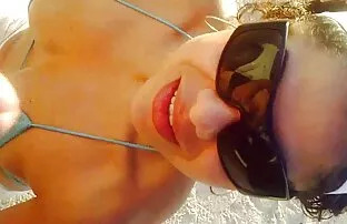 XXX Uma miúda Amadora vidio pornô caseiro apanhada a despir-se numa rata de saia e a espalhar-se.