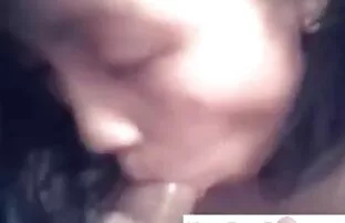 XXX O corpo minúsculo está molhado em mais de uma video de sexo forcado maneira como ela cum na banheira