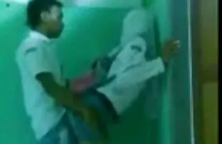 XXX A ruiva está vídeo pornô com novinha gostosa servida.
